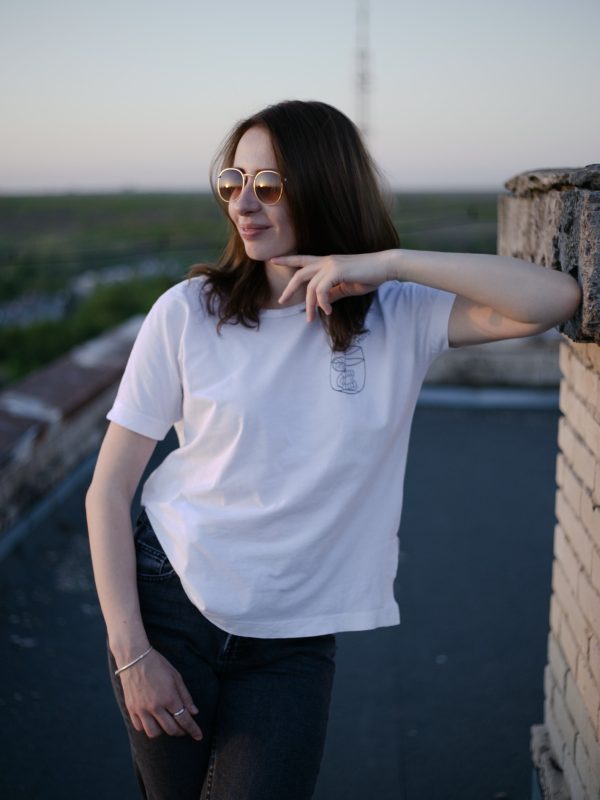 portrait-of-a-young-woman-on-the-roof-of-the-building.jpg portrait-of-a-young-woman-on-the-roof-of-the-building.jpg